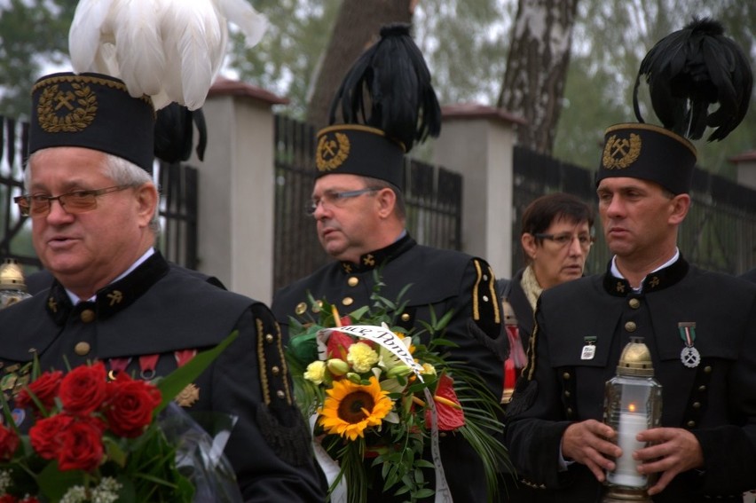Górnicy złożyli kwiaty na grobie Jarosława Sienkiewicza ZDJĘCIA