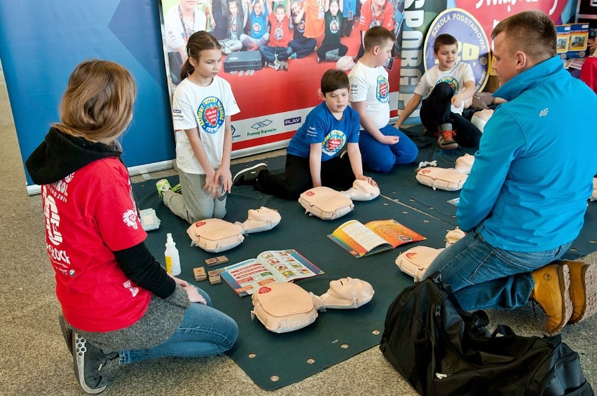 18 marca dzieci uczyły przechodniów pierwszej pomocy na...