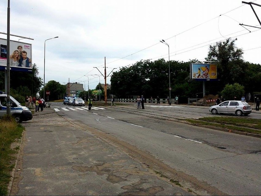 Wypadek na Powstańców Wielkopolskich. Kierowca potrącił pieszego i wjechał w budynek