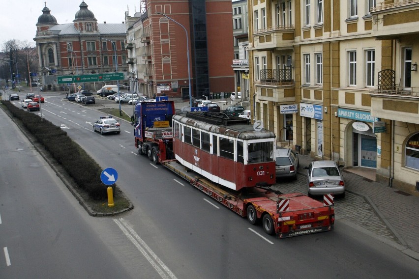 Osiem lat temu legnicki tramwaj trafił do zajezdni MPK, miał stanąć w centrum miasta, zdjęcia