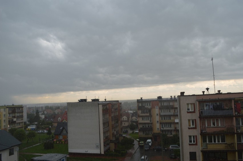 Burze w powiecie wieluńskim, możliwy także grad. Wydano ostrzeżenie ZDJĘCIA, FILMIKI