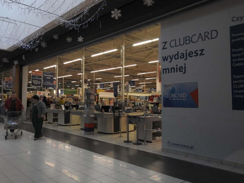 Tesco zamyka kolejne sklepy. Na liście jest hipermarket z Łomży