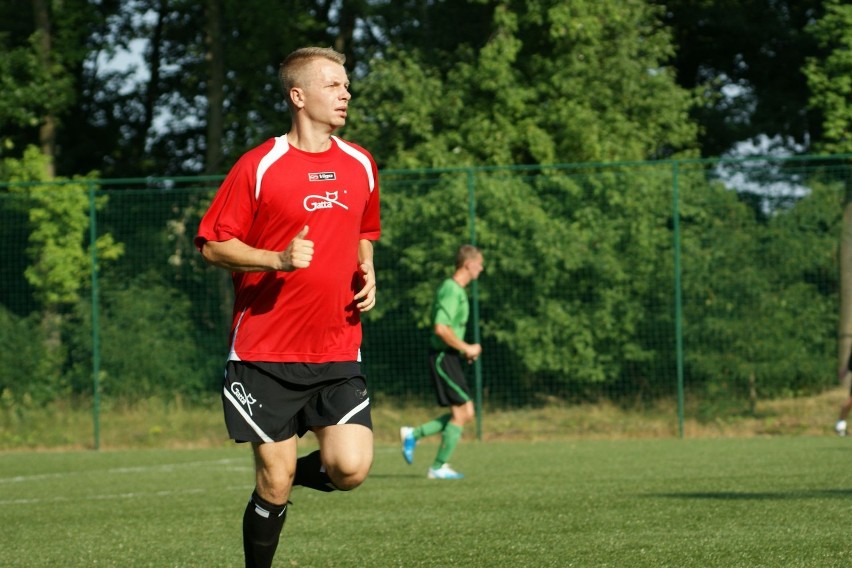 Gatta (czerwone stroje) gra w Pucharze Polski