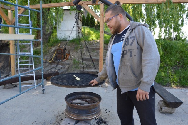 Strażacy ochotnicy z jednostki ratownictwa wodnego w Opolu budują nad Odrą "Strażacką przystań".