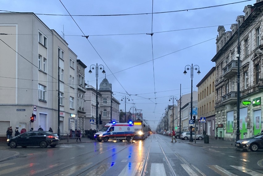 Nastolatek został potrącony przez auto, gdy wysiadał z...