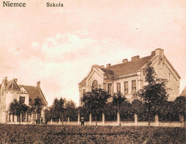 Budynek szkoły w ówczesnych Niemcach przetrwał do dziś