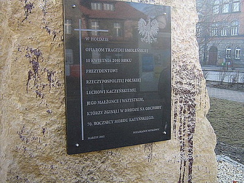 Mysłowice: pomnik Ofiar Tragedii Smoleńskiej oblany farbą [Zdjęcia]
