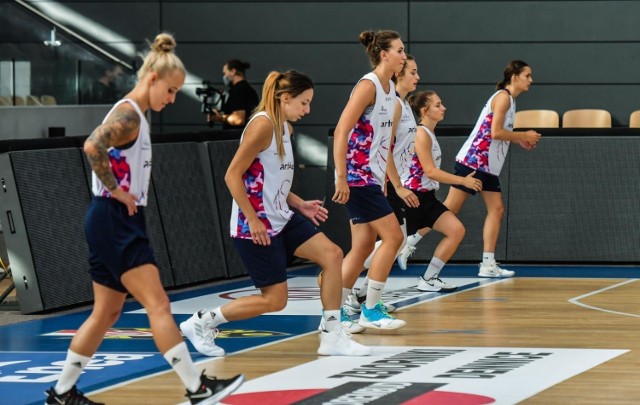 Koszykarki KS Basket 25 Bydgoszcz wznowiły w poniedziałek treningi.  Wspólne przygotowania do nowego sezonu rozpoczęły w Artego Arenie. 

W nadchodzącym sezonie drużynę prowadzić będzie trener Piotr Kulpeksza.  W ekipie zostały Elżbieta Międzik, Karina Michałek i Wiktoria Sobiech, do Bydgoszczy wróciła Julie McBride. Są też nowe zawodniczki: Angelika Stankiewicz, Amerykanki Janessa Jeffery, Lauren Ervin i Magdalena Szajtauer. 

Ligowy sezon rozpocznie się na początku października. KS Basket 25 na pierwszy mecz pojedzie do Gorzowa. 