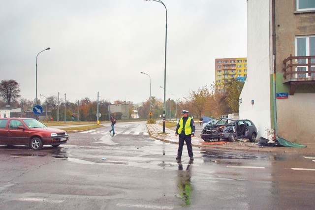 Mężczyzna kierujący golfem w stanie ciężkim został odwieziony do szpitala.