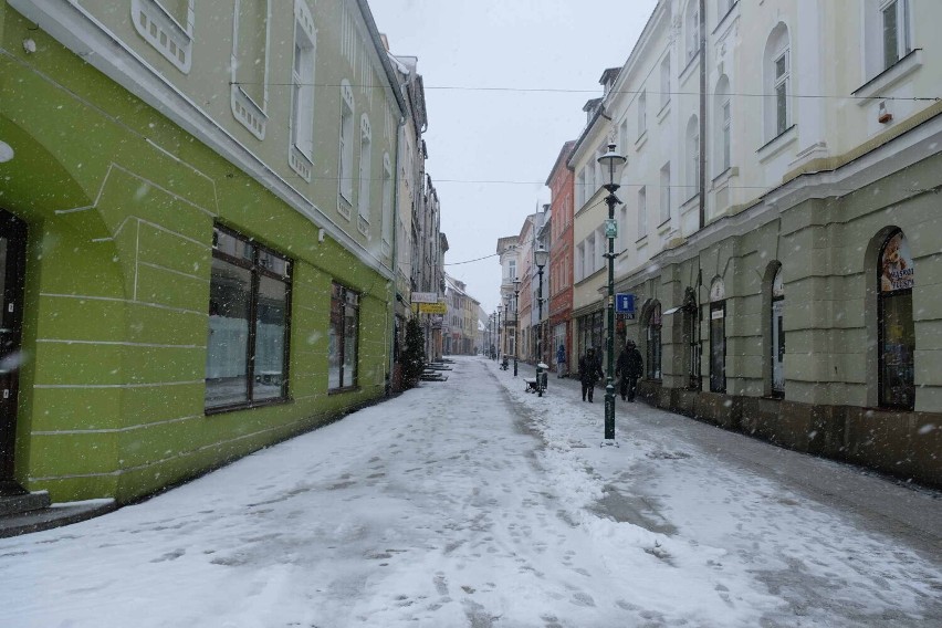 Zima w Żarach nie odpuszcza. Miasto zasypane śniegiem