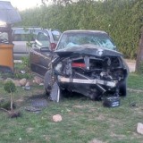 Wypadek w Zaczarniu koło Tarnowa. Kierowca audi staranował ogrodzenie, wjechał w drzewo na prywatnej posesji i zbiegł z miejsca zdarzenia
