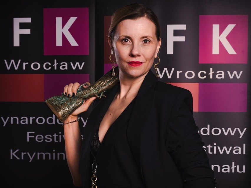 Wywiad z Joanną Opiat-Bojarską. Książka „ONI” dzieje się w Witkowie i zdobyła prestiżową nagrodę!