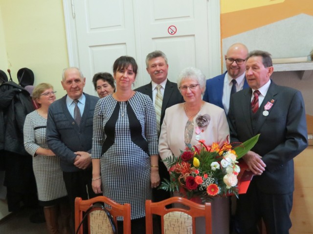 W gminie Aleksandrów Kujawski stały się tradycja spotkania wójta Andrzeja Olszewskiego z parami małżeńskimi o długoletnim stażu. Tym razem głównymi bohaterami byli państwo Jadwiga i Zenon Zarembowie z miejscowości Zduny.