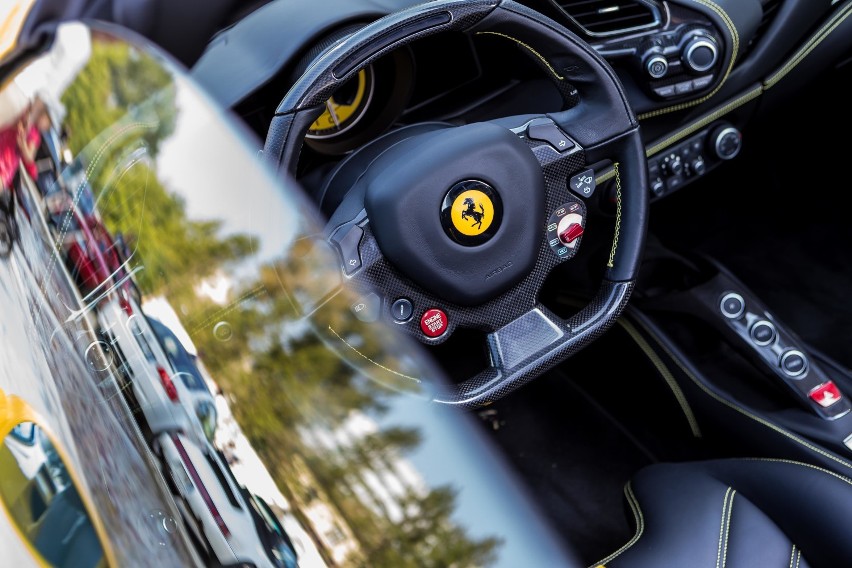 Za nowe Ferrari GTC4Lusso trzeba zapłacić około 1,5 miliona...