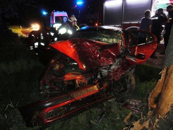 Wypadek Krynica-Zdrój: auto uderzyło w drzewo, ranne 3 osoby [ZDJĘCIA]