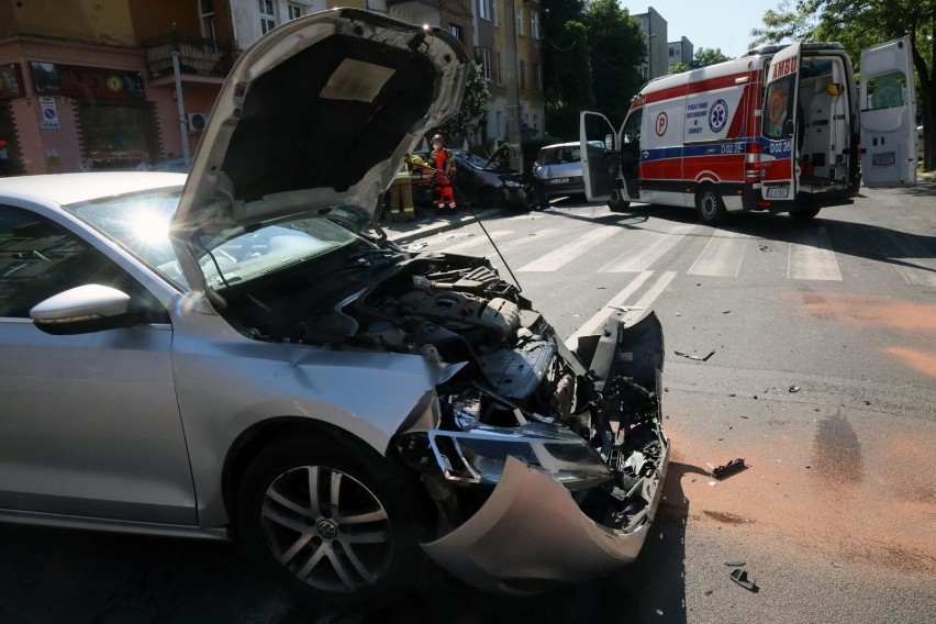 Opierając się na danych o liczbie wypadków w poszczególnych...