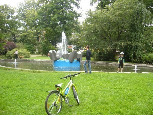 Fontanna w parku miejskim
Ta fontanna jest w...