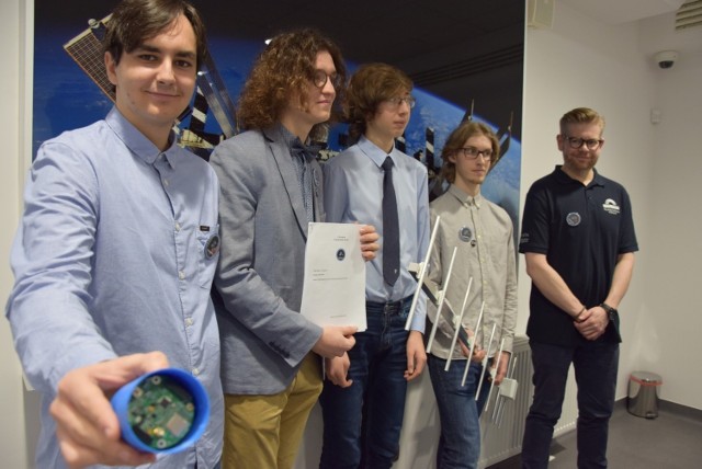 Grupa CAN can FLY wraz z opiekunem, Waldemarem Grabowskim, podczas prezentacji pracy w ramach konkursu CanSat 2020.