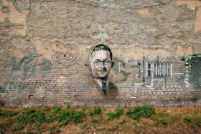 Jeden z murali poświęcony Marianowi Rejewskiemu znajduje się przy ul Garbary 27