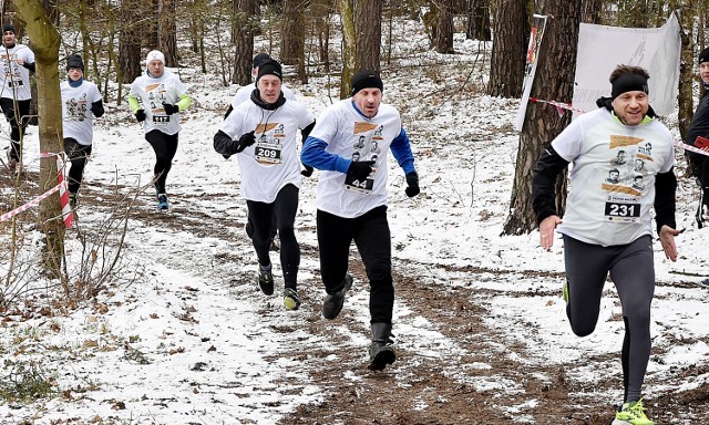 Tradycyjnie uczestnicy mają do wyboru jeden z dwóch dystansów: 1963 m (Bieg Główny) i 5 km (Bieg Dodatkowy)