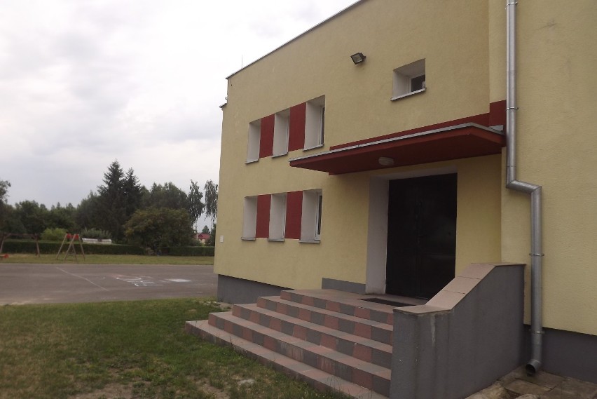 Władze planują zrealizować dwa zadania inwestycyjne w budynku szkoły podstawowej w Nowogrodzie