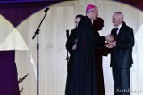 Gala Michały 2020. Abp Henryk Hoser, s. Elżbieta Fedorowicz, Jerzy Rozwadowski, Urszula Grzegorczyk, ks. kan. Janusz Zachęcki nagrodzeni