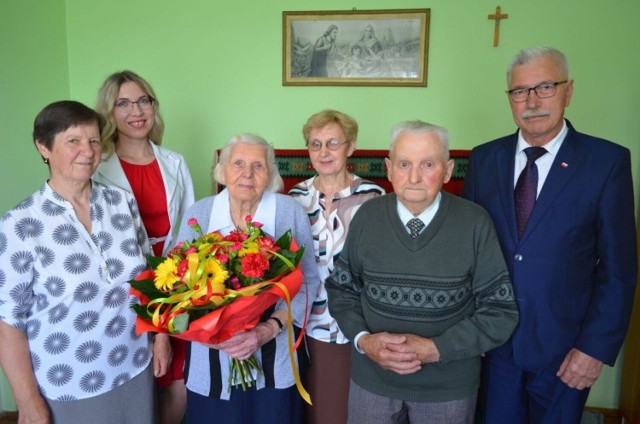 Szanowni jubilaci w środku - na pierwszym planie