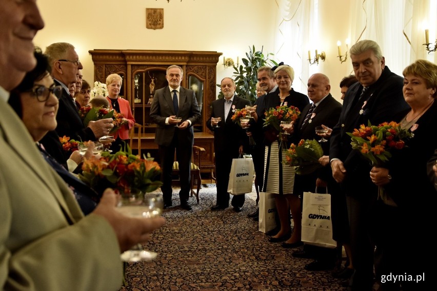 Pamiątkowe medale za długoletnie pożycie małżeńskie w Gdyni. Odebrały je pary świętujące w tym roku 50. rocznicę ślubu ZDJĘCIA