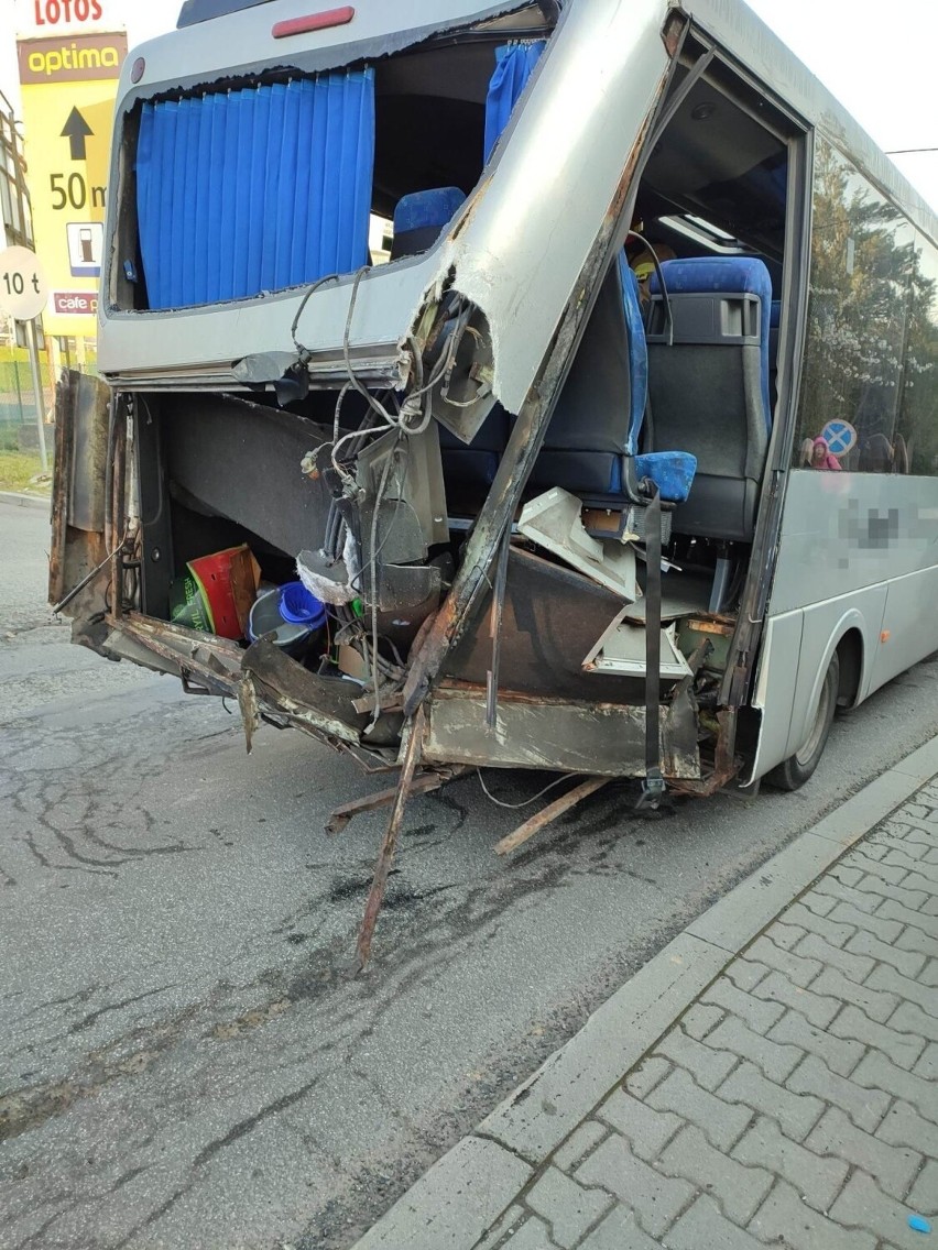 Jawornik. Zderzenie autobusu z samochodem osobowym. Wiele osób rannych