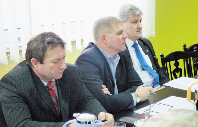Grzegorz Turlejski, były burmistrz Kamieńska (pierwszy od prawej) jest teraz radnym opozycji