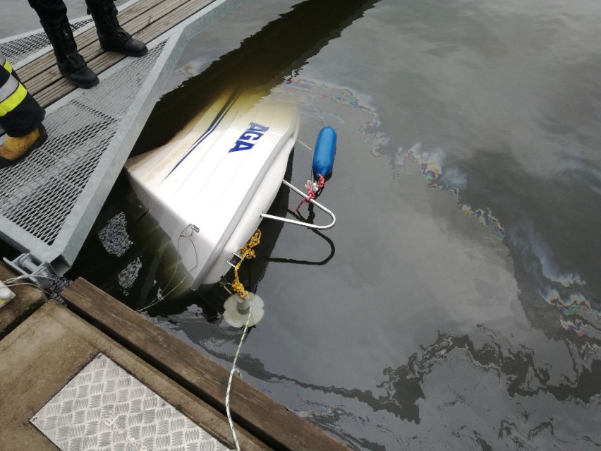 Zatonęła łódź w basenie portowym w Grudziądzu