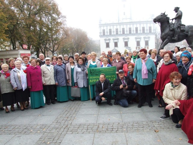 Seniorzy także w tym roku przejdą korowodem - z rynku do kina Rondo, w którym scena będzie miejscem ich prezentacji