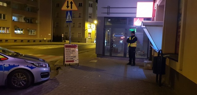 Podejrzany pakunek trafił pod bankomat Santandera. Policjanci pilnują miejsca w oczekiwaniu na dalsze działania związane ze sprawdzeniem zawartości kartonu