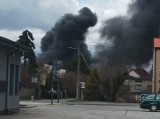 Pożar w Myszkowie. Płonęła hala w zakładzie obuwniczym przy Pułaskiego - ZDJĘCIA. Z ogniem walczyło 20 zastępów straży pożarnej