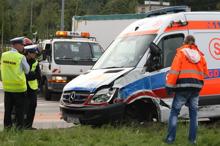 Na ul. Morskiej w Gdyni zderzyły się karetka i samochód...