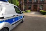 Policja przez całą noc pilnowała szkół. Były kolejne maile o ,,bombach'' i przeszukania szkół