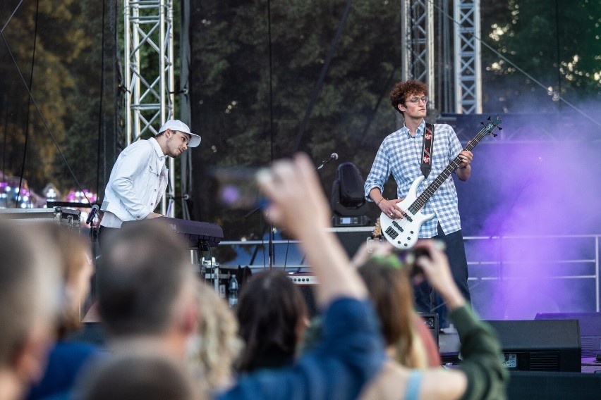 Zespół Raz, Dwa, Trzy na koncercie w Pucku. Na Zielonej Plaży zagrał też Seweryn z zespołem. Nostalgicznie nad Zatoką Pucką | ZDJĘCIA