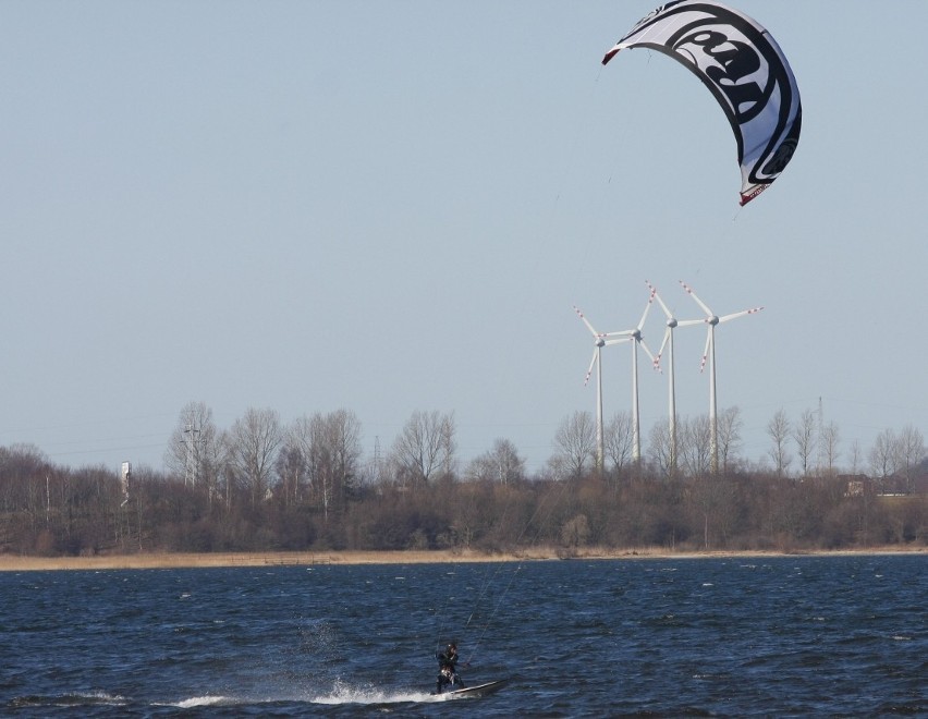 Kitesurferzy na zatoce budzili uzasadniony podziw. Szybkie...