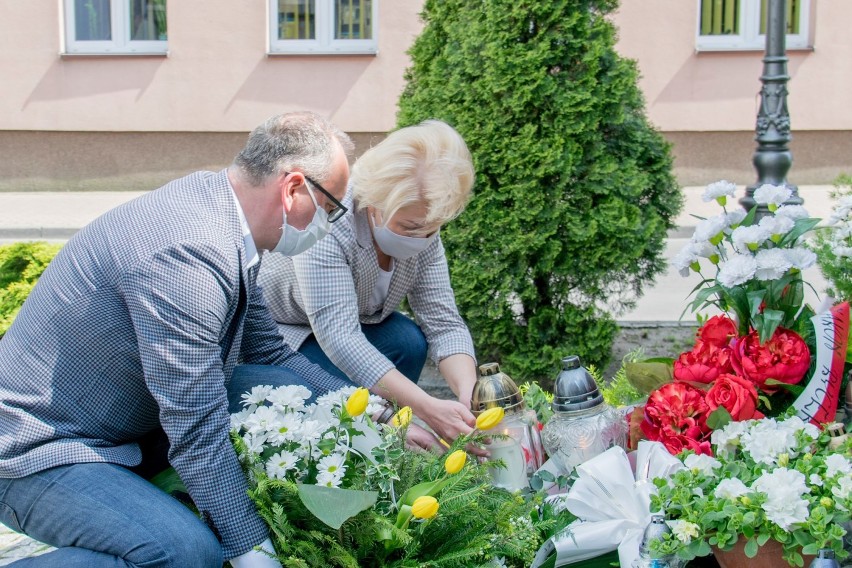 Setna rocznica urodzin św. Jana Pawła II. W Zduńskiej Woli kwiaty i znicze przy pomniku