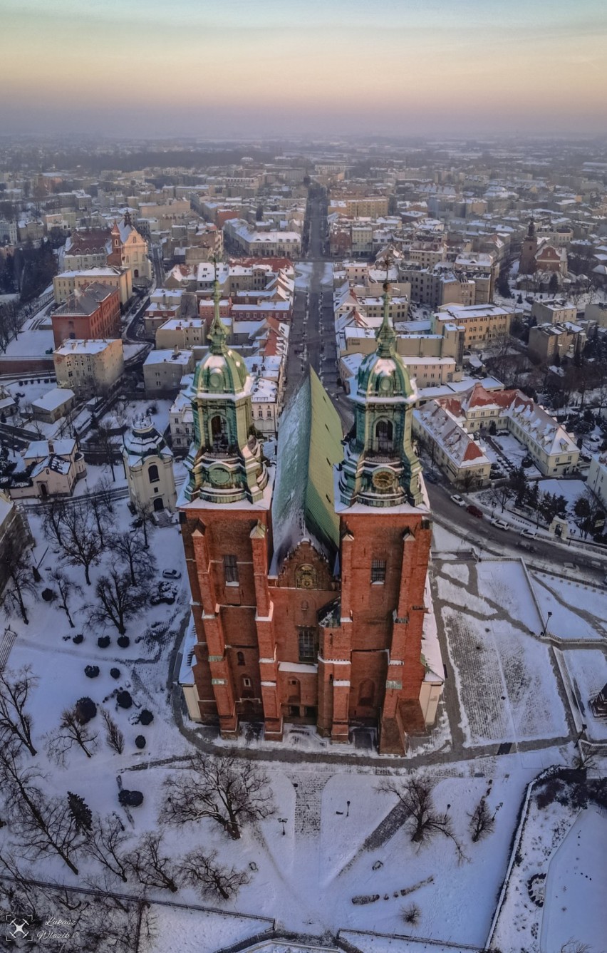 Gniezno. Zimowa Archikatedra na wspaniałych zdjęciach z drona! [FOTO]