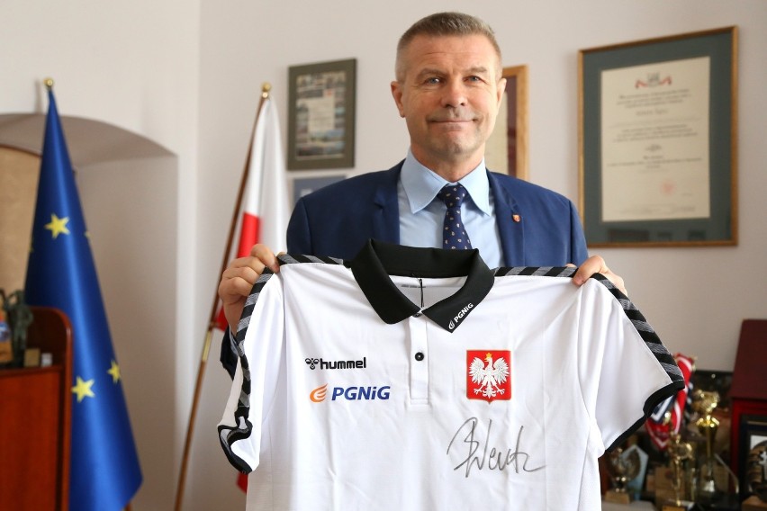 Prezydent Kielc, Bogdan Wenta gra z WOŚP. Oddał na licytację koszulkę olimpijską z podpisami znanych sportowców oraz... "Wentówkę"