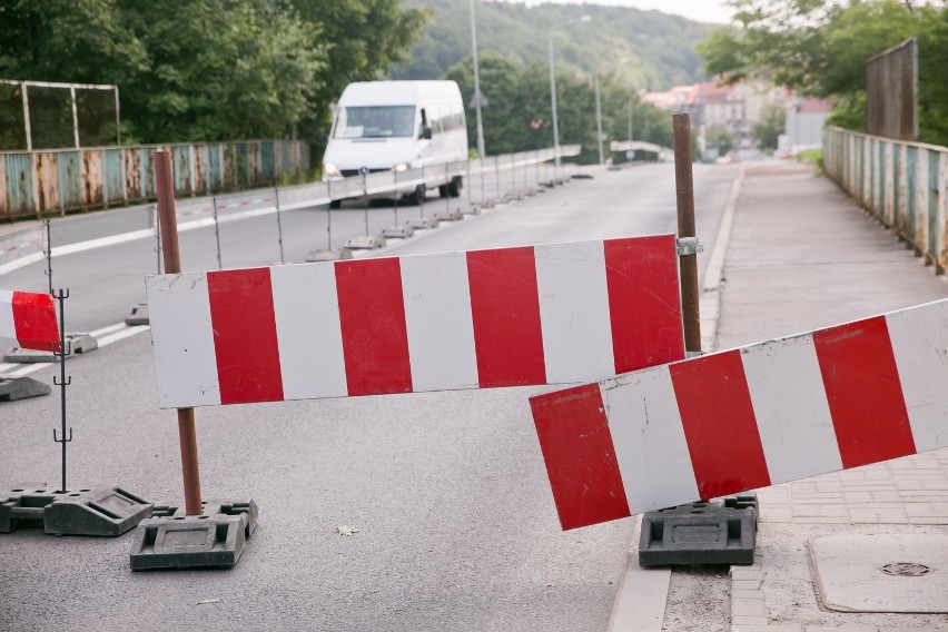 Policja wystawia mandaty kierowcom na ul. Wysockiego