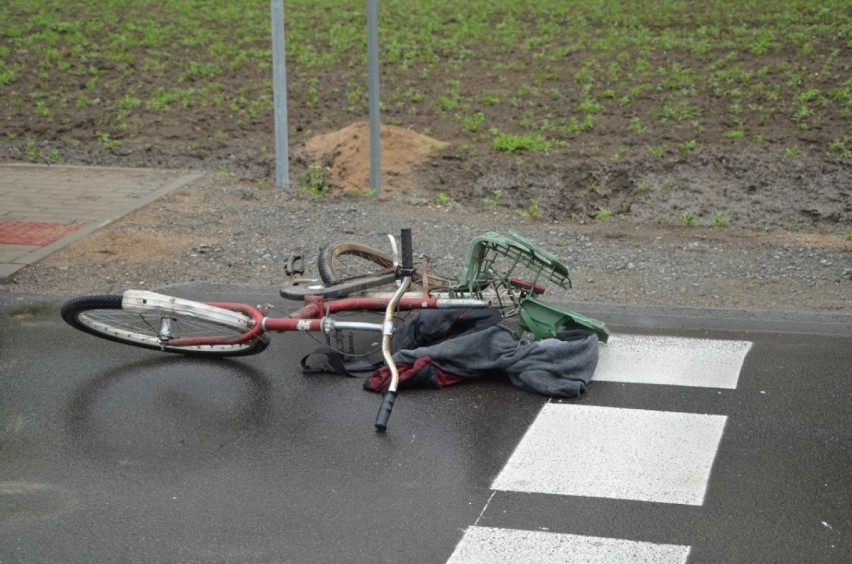 Wypadek za Kmiecinem. Nieprawidłowy manewr i rowerzysta w stanie nietrzeźwości.