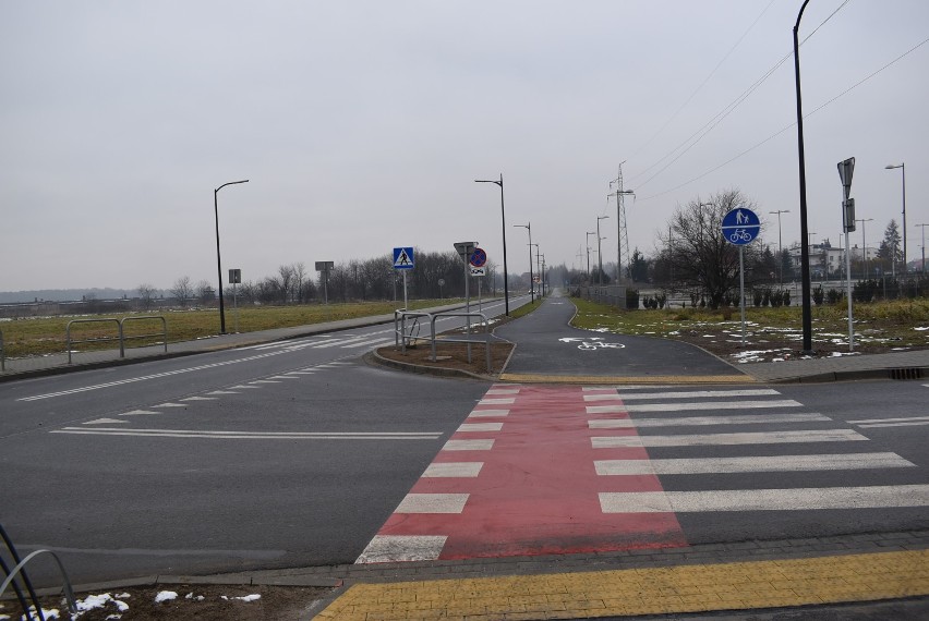 Przed Bramą Śmierci w Brzezince nie będą już jeździć samochody. Jest nowa droga, która odsunęła ruch od Miejsca Pamięci [ZDJĘCIA, WIDEO] 