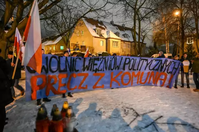 Demonstrowali pod domem premiera Donalda Tuska w proteście przeciw wydarzeniom z Pałacu Prezydenckiego. "To wydarzenie bez precedensu"
