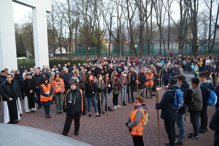 Tłumy wiernych na Nowohuckiej Drodze Krzyżowej    