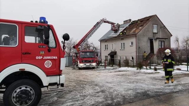 Od rana w Gorlickiem wichury dają się we znaki. Uszkodzonych zostało kilka dachów, połamanych wiele drzew. Strażacy interweniowali kilkadziesiąt razy