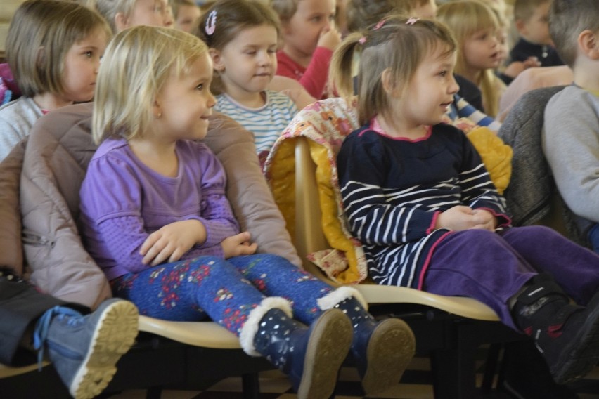 "Nadchodzące święta każdy zapamięta" to tytuł spektaklu,...