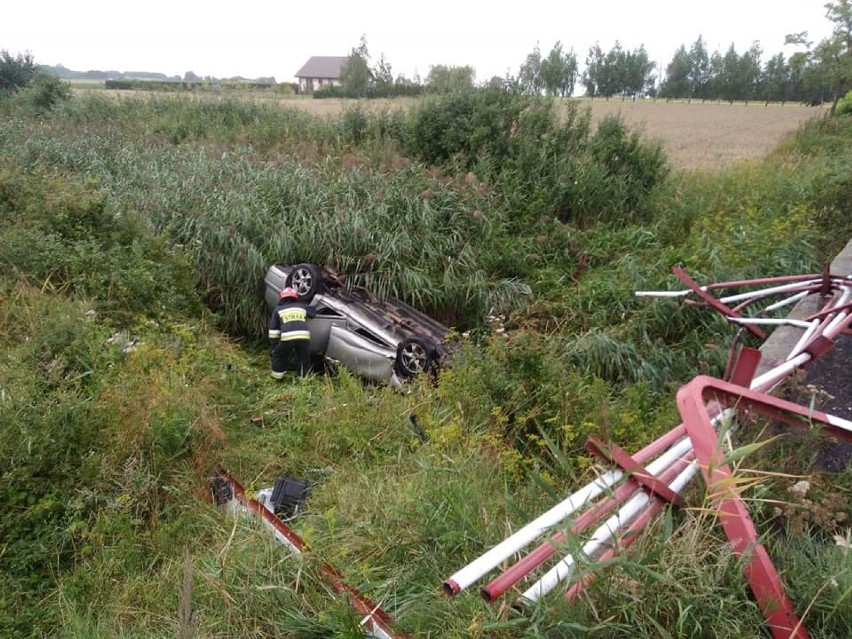 Wypadek pod Włocławkiem. Samochód wpadł do rowu melioracyjny [zdjęcia]