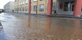 Hektolitry wody popłynęły w kanał z okolicy Starostwa Powiatowego w Sławnie. Zdjęcia, wideo